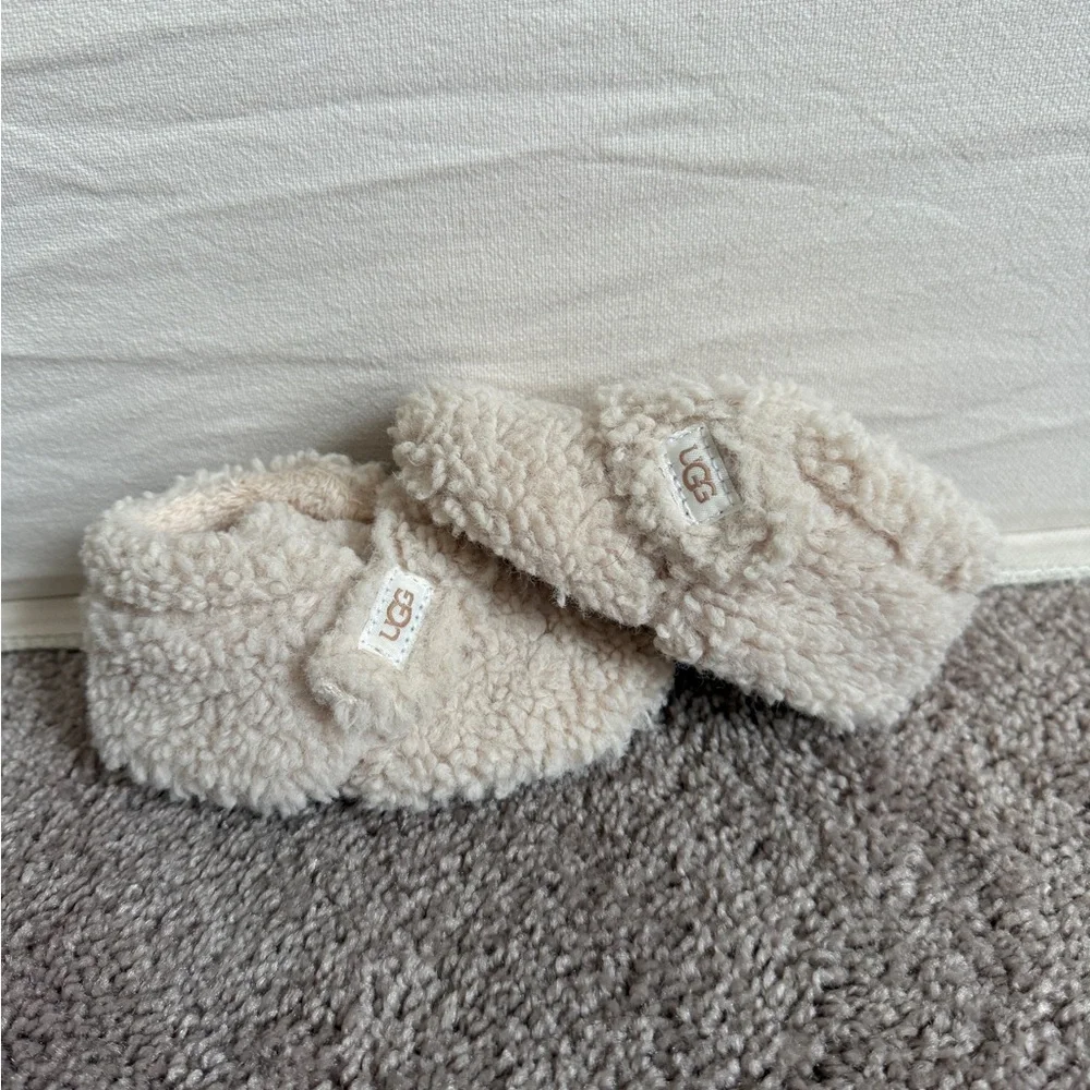 UGG Baby Bixbee Cream Sherpa faux fur Slip-Ons slippers crib shoes size 4/5
